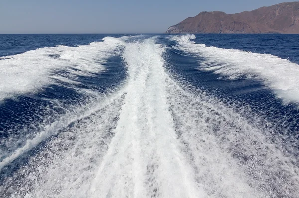 Hochgeschwindigkeitsboot wacht in der Ägäis auf — Stockfoto