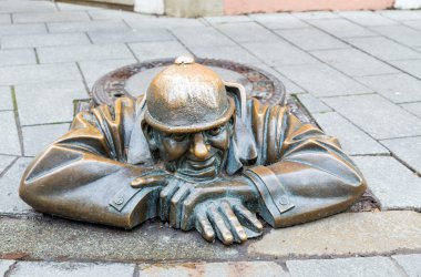 Bratislava'da iş yerindeki adam'ın sokak heykeli olarak adlandırılan cumil, Slovakya