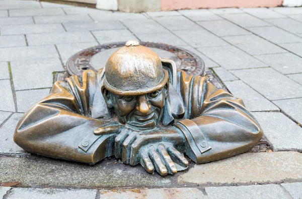 Street statue of Man at Work in Bratislava called Cumil, Slovakia — Stock Photo, Image