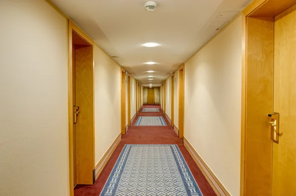 ホテルの長い廊下。 — ストック写真