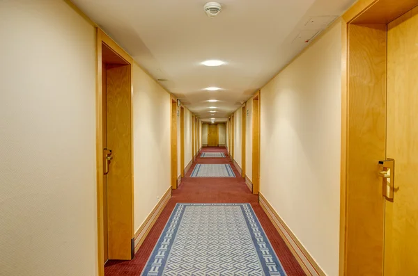 otel uzun koridor
