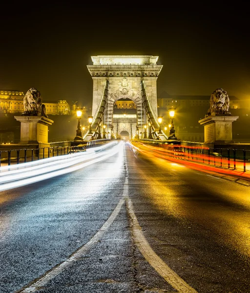 Puente de cadena en la noche, budapest, hungary —  Fotos de Stock