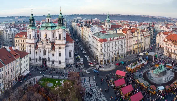 Vista da Praça da Cidade Velha e da Igreja de São Nicolau, Praga, República Checa — Fotografia de Stock