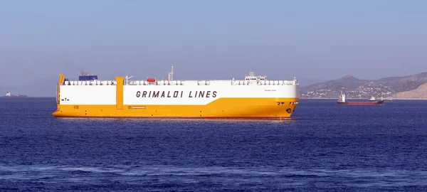 Saronic Gulf ギリシャ 2021年7月2日閲覧 テキサス州の長さは200メートル 幅は36 45メートルです 彼女は65 255トンの総トン数と19ノットのサービス速度を持っています グリマルディ艦隊に属する — ストック写真