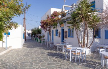 Folegandros adası, Cyclades, Yunanistan 'daki Chora köyündeki geleneksel ara sokak.