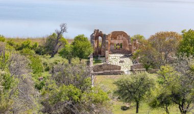Küçük Prespa Gölü'ndeki Agios Achillios bazilikası kalıntıları, Makedonya, Yunanistan. 