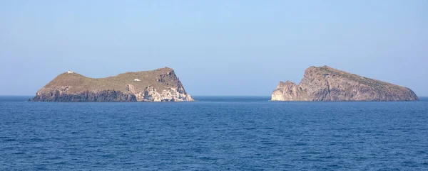 ギリシャキュクラデス島ミロス島近くのアクラディース諸島 — ストック写真