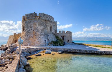 Nafplio 'daki Bourtzi kalesi, Moreloponnese, Yunanistan
