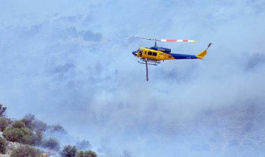 Atina, Yunanistan, 4 Haziran 2022: Atina 'nın Glyfada banliyösü yakınlarındaki Hymettus' ta bir itfaiye helikopteri faaliyet gösteriyor..