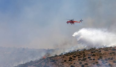 Atina, Yunanistan, 4 Haziran 2022: Atina 'nın Glyfada banliyösü yakınlarındaki Hymettus Dağı' nda bir itfaiye helikopteri faaliyet gösteriyor.