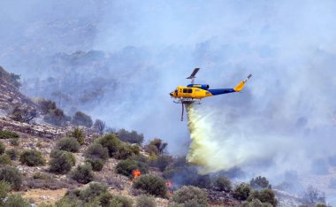Atina, Yunanistan, 4 Haziran 2022: Atina 'nın Glyfada banliyösü yakınlarındaki Hymettus' ta bir itfaiye helikopteri faaliyet gösteriyor..
