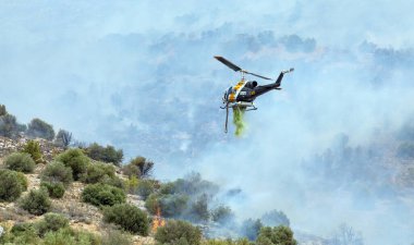 Atina, Yunanistan, 4 Haziran 2022: Atina 'nın Glyfada banliyösü yakınlarındaki Hymettus' ta bir itfaiye helikopteri faaliyet gösteriyor..