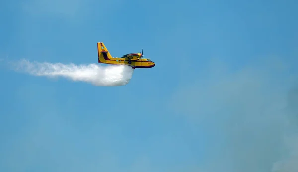 2022年6月4日 希腊雅典 一架加拿大Cl 215消防飞机在雅典Glyfada郊区附近的Hymettus山野火中飞行 — 图库照片