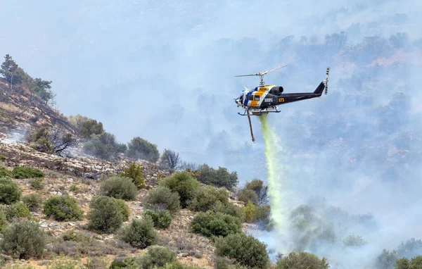 Atina, Yunanistan, 4 Haziran 2022: Atina 'nın Glyfada banliyösü yakınlarındaki Hymettus' ta bir itfaiye helikopteri faaliyet gösteriyor..