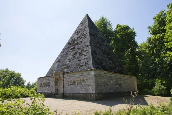 Potsdam'daki yeni Park piramit