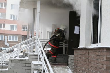 Sigara buiding için itfaiye eri girer