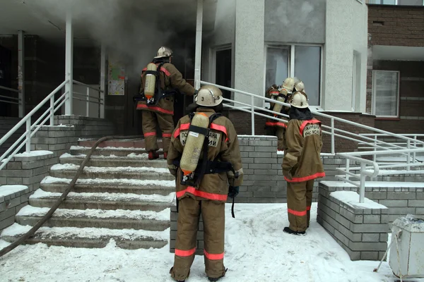 Pompiers à l'entrée du bâtiment fumeur — Photo