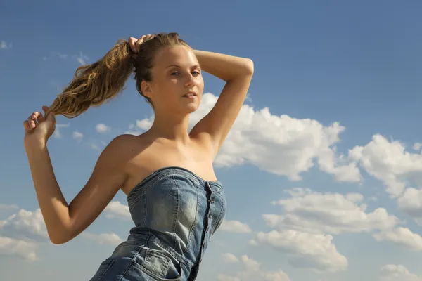 Hermosa chica retirar su cabello en una cola de caballo —  Fotos de Stock