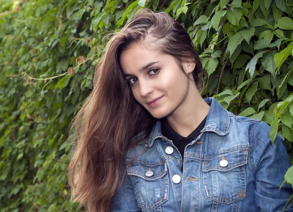 kentsel kız açık yeşil foliated duvar