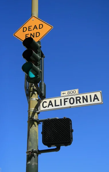 Luz verde en las señales de tráfico callejero de Dead End y California — Foto de Stock