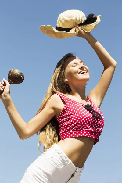 Dancing girl handling maracas and hat — Stock Photo, Image