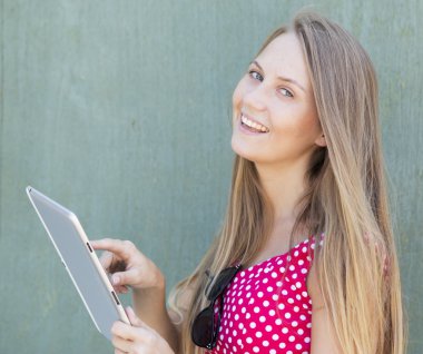 tablet pc dokunma ve gülümseyen güzel kız