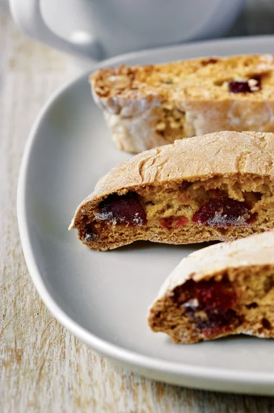 Bademli bisküvi kurabiye ile üç dilim üzerinde plaka w jam