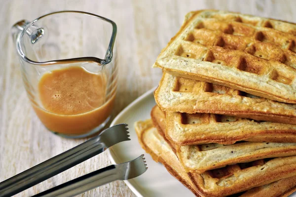 ev yapımı gözleme tabak yığını bir fincan kahverengi şurubu ile