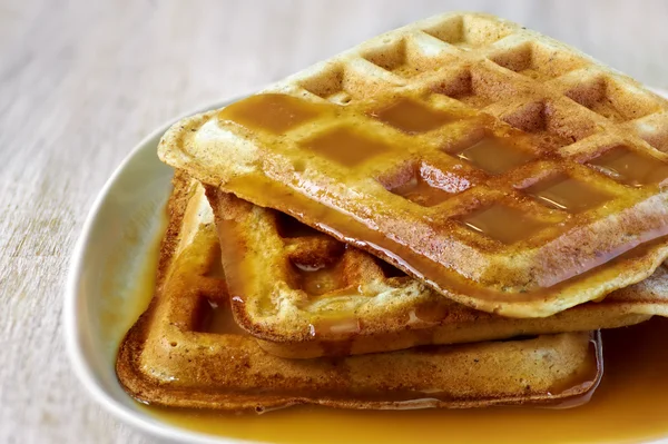 ev yapımı gözleme plaka üstüne tatlı sos ile yığını