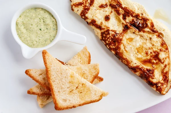 omlet toastes ve yeşil sos ile