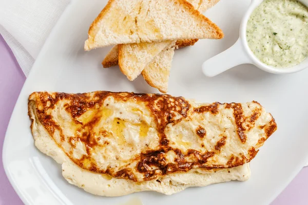Omlet toastes ve yeşil sos ile — Stok fotoğraf