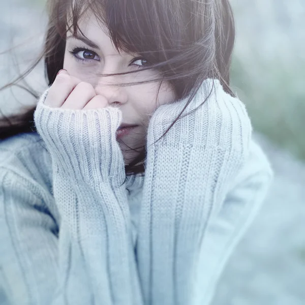 Beautiful girl freezing outdoor — Stock Photo, Image