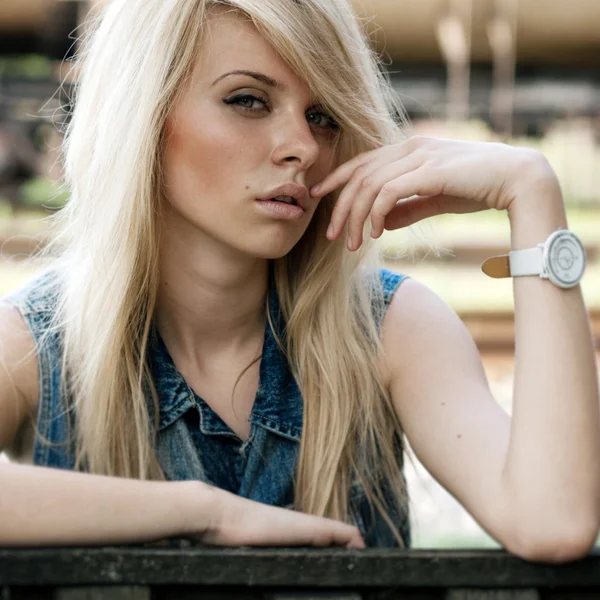 Portret van een mooi meisje in het park — Stockfoto