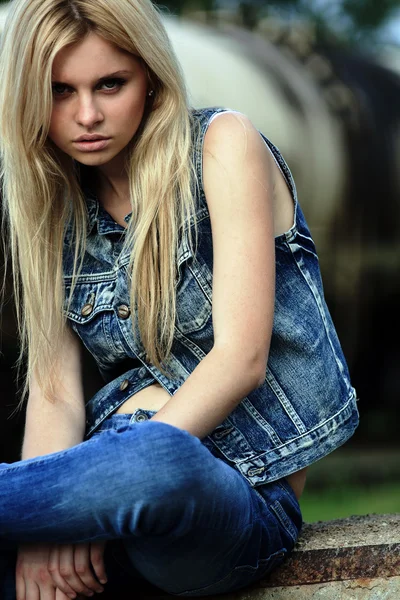 Mode portret van een mooi meisje zitten buiten. blik — Stockfoto