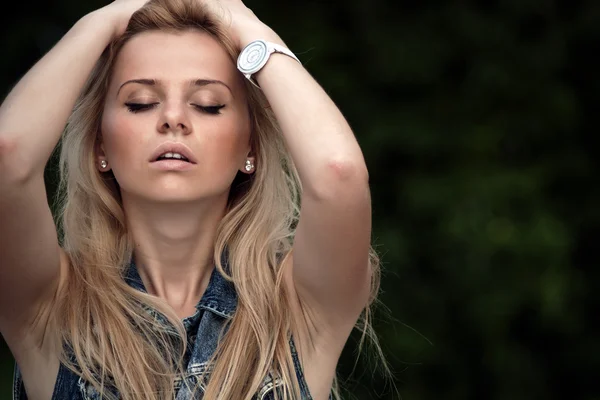 Portrait d'une belle fille en plein air avec les yeux fermés — Photo