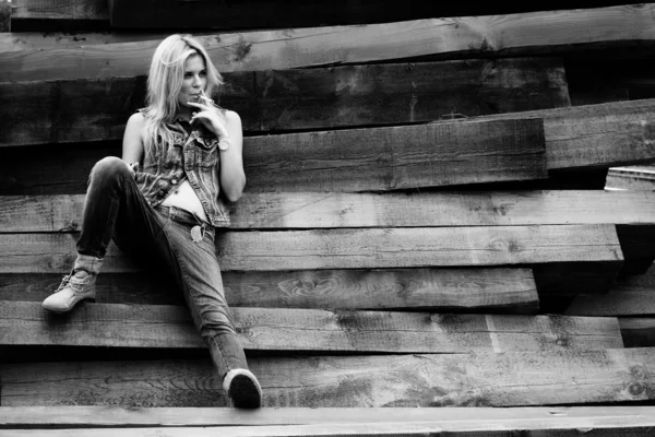 Smoking woman — Stock Photo, Image