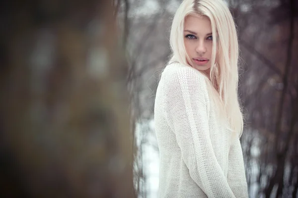Beautiful girl freezing outdoor — Stock Photo, Image
