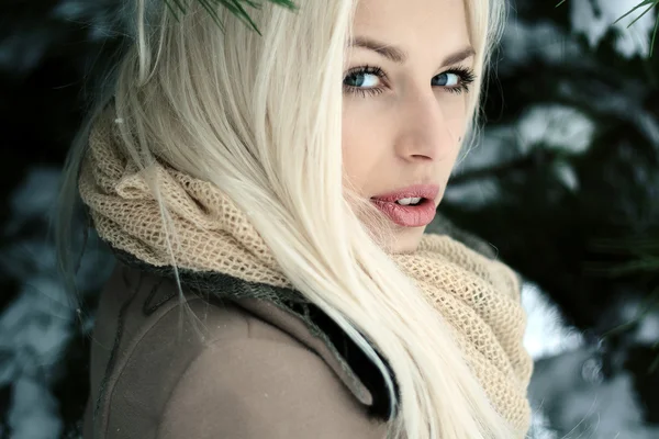 Hermosa chica en nieve al aire libre — Foto de Stock