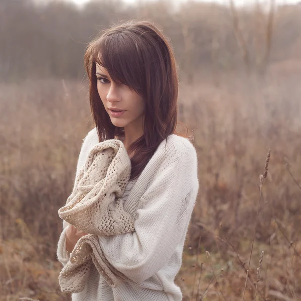 Beautiful girl freezing outdoor — Stock Photo, Image