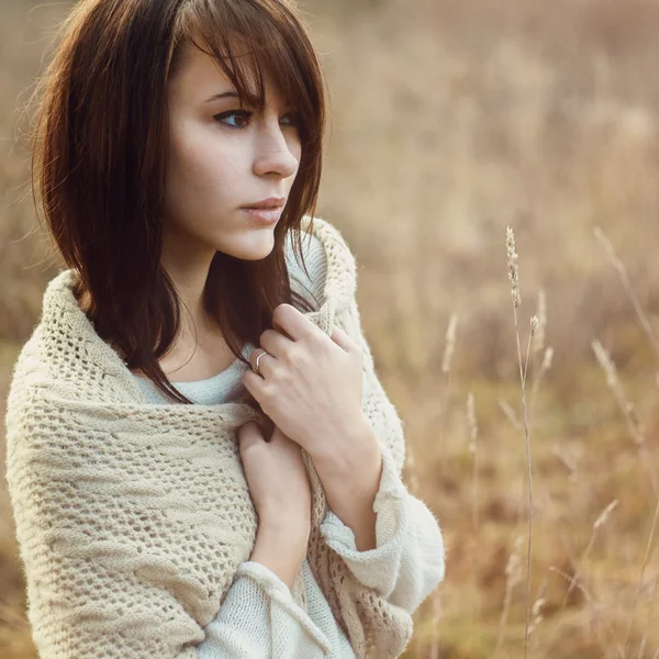 Bella ragazza congelamento all'aperto — Foto Stock