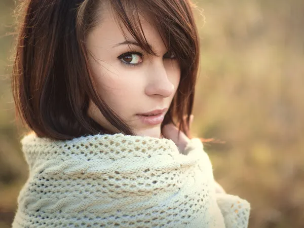 Hermosa chica congelación al aire libre — Foto de Stock