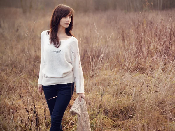 Beautiful girl freezing outdoor — Stock Photo, Image