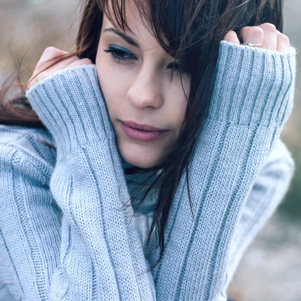 Beautiful girl freezing outdoor — Stock Photo, Image