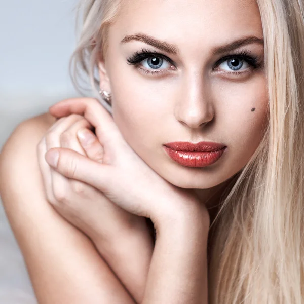 Portrait of a beautiful blonde with perfect clean skin — Stock Photo, Image