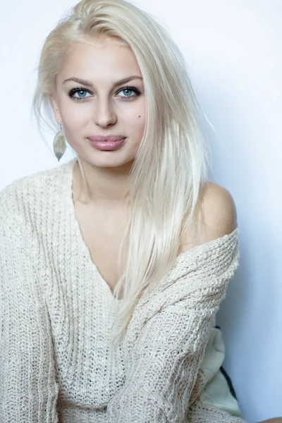 Glamoureuze portret van een mooie blonde met perfecte schone huid — Stockfoto