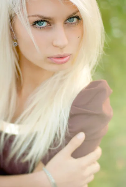 야외 동결 아름 다운 소녀 — 스톡 사진
