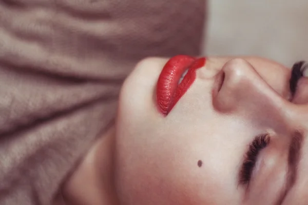 Glamorous portrait of a beautiful young woman with red lips — Stock Photo, Image