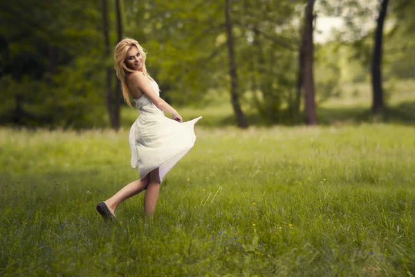 Fille courant dans la prairie — Photo