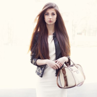 elinde bir çanta portait kız moda