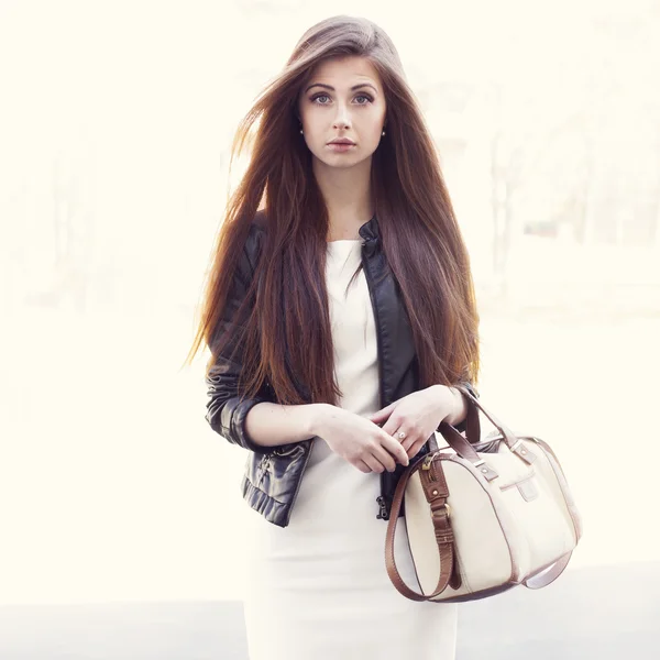 Fashion portait girl with bag in hand — Stock Photo, Image